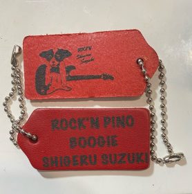 グッズをお買い上げの方に新曲『 Rock’n Pino Boogie 』記念ロックンタグをプレゼント！